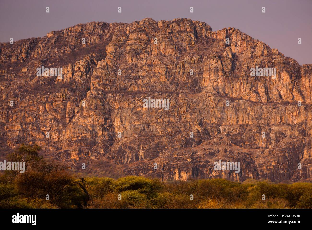 Colline di Tsodilo 'mala Hill', luce notturna, antichi dipinti rupestri sito, deserto di kalahari, Botswana, Sud Africa, Africa Foto Stock