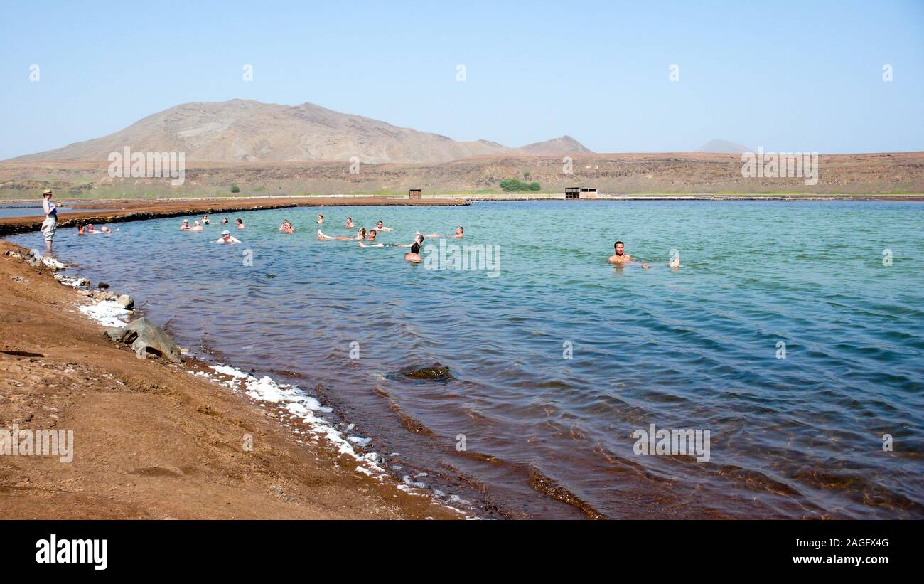 Pedra de Lume, Sal / Capo Verde - 19. Novembre, 2015: molti turisti nuoto e galleggiante nella distesa di sale piscine di Pedra de Lume sull isola di Sal nel cappuccio Foto Stock