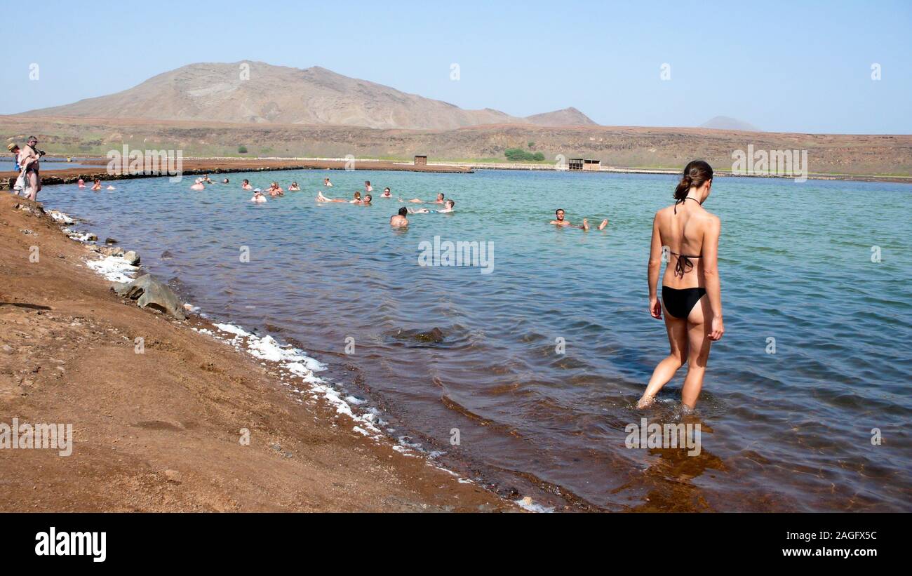 Pedra de Lume, Sal / Capo Verde - 19. Novembre, 2015: molti turisti nuoto e galleggiante nella distesa di sale piscine di Pedra de Lume sull isola di Sal nel cappuccio Foto Stock