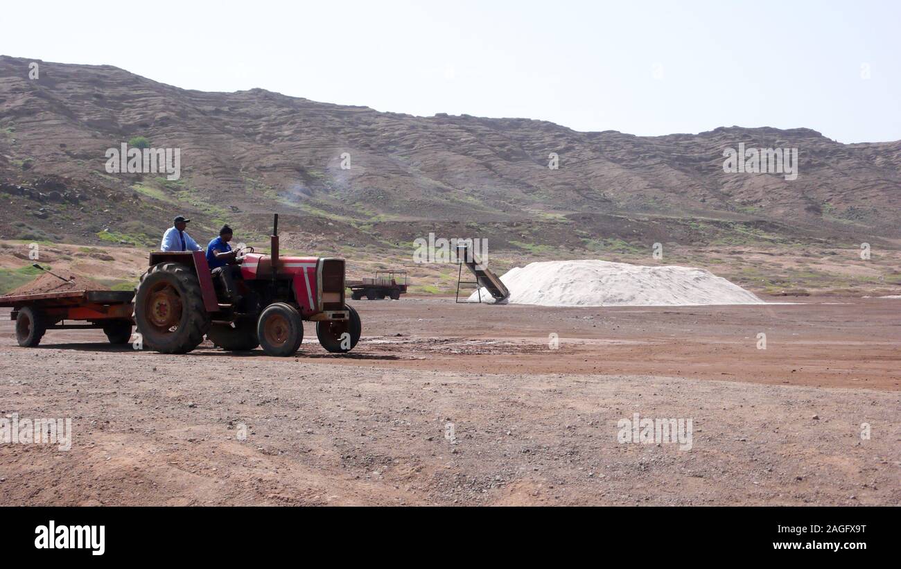 Pedra de Lume, Sal / Capo Verde - 19. Novembre, 2015: i lavoratori nelle saline e miniere di Pedra de Lume sull isola di Sal a Capo Verde Foto Stock