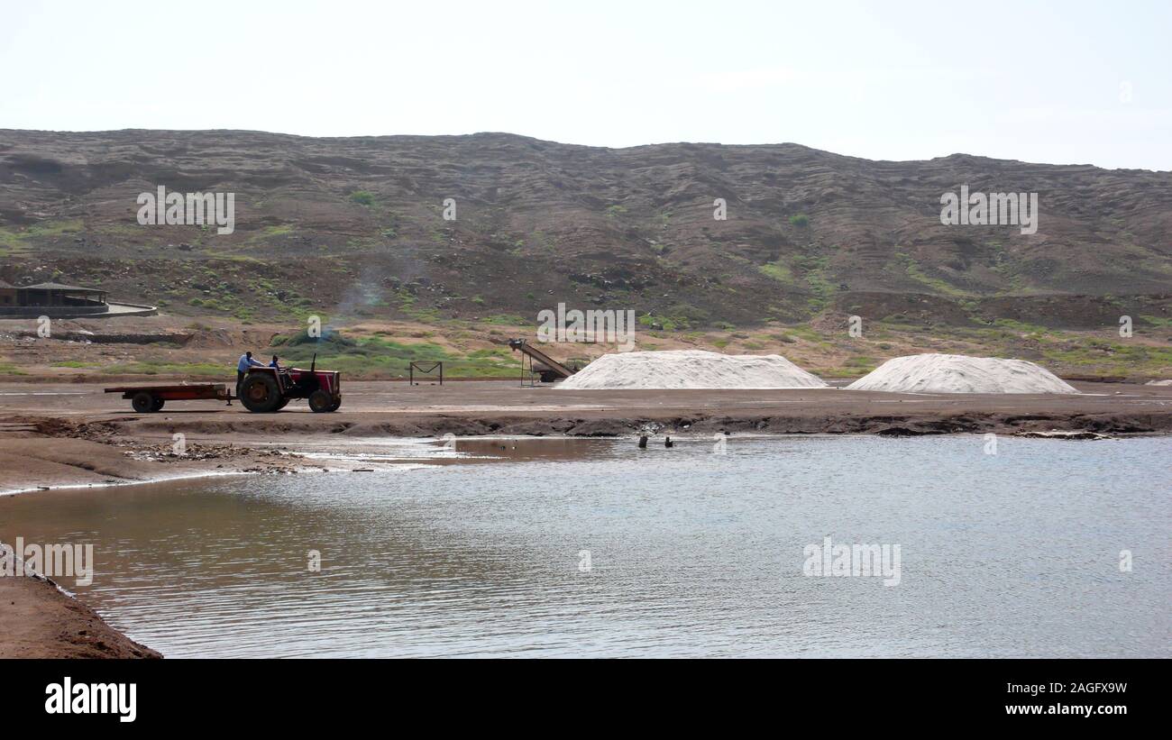 Pedra de Lume, Sal / Capo Verde - 19. Novembre, 2015: i lavoratori nelle saline e miniere di Pedra de Lume sull isola di Sal a Capo Verde Foto Stock