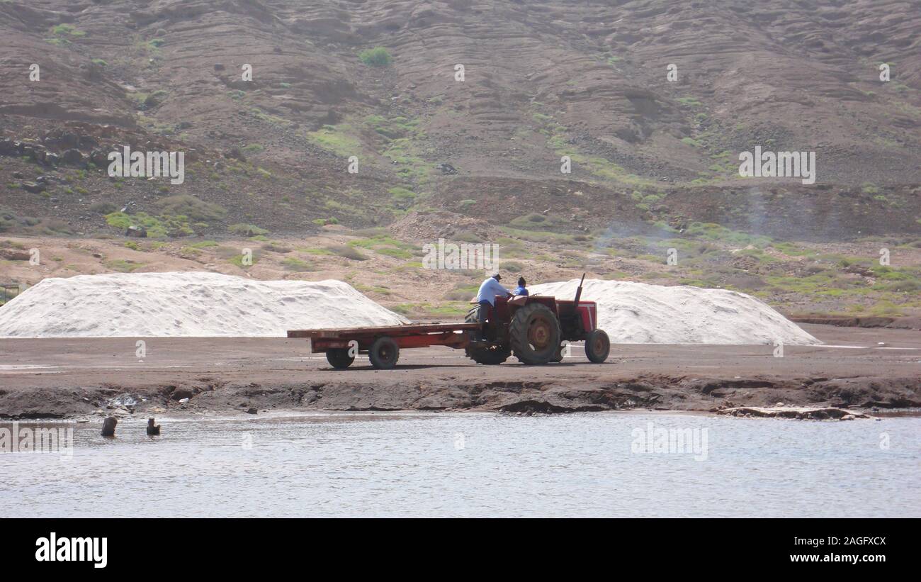 Pedra de Lume, Sal / Capo Verde - 19. Novembre, 2015: i lavoratori nelle saline e miniere di Pedra de Lume sull isola di Sal a Capo Verde Foto Stock