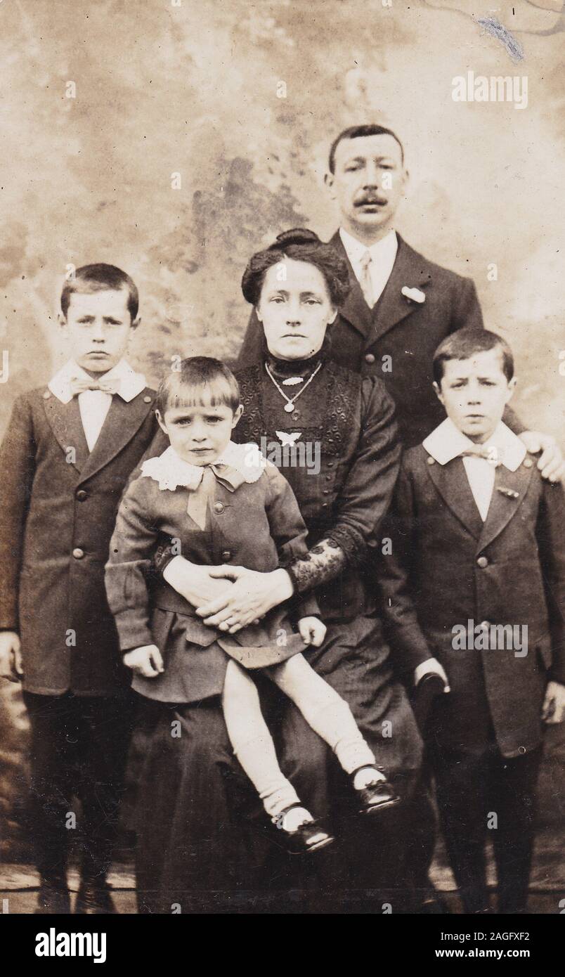 Vintage in bianco e nero Cartolina Foto di una famiglia dell'epoca vittoriana. Foto Stock