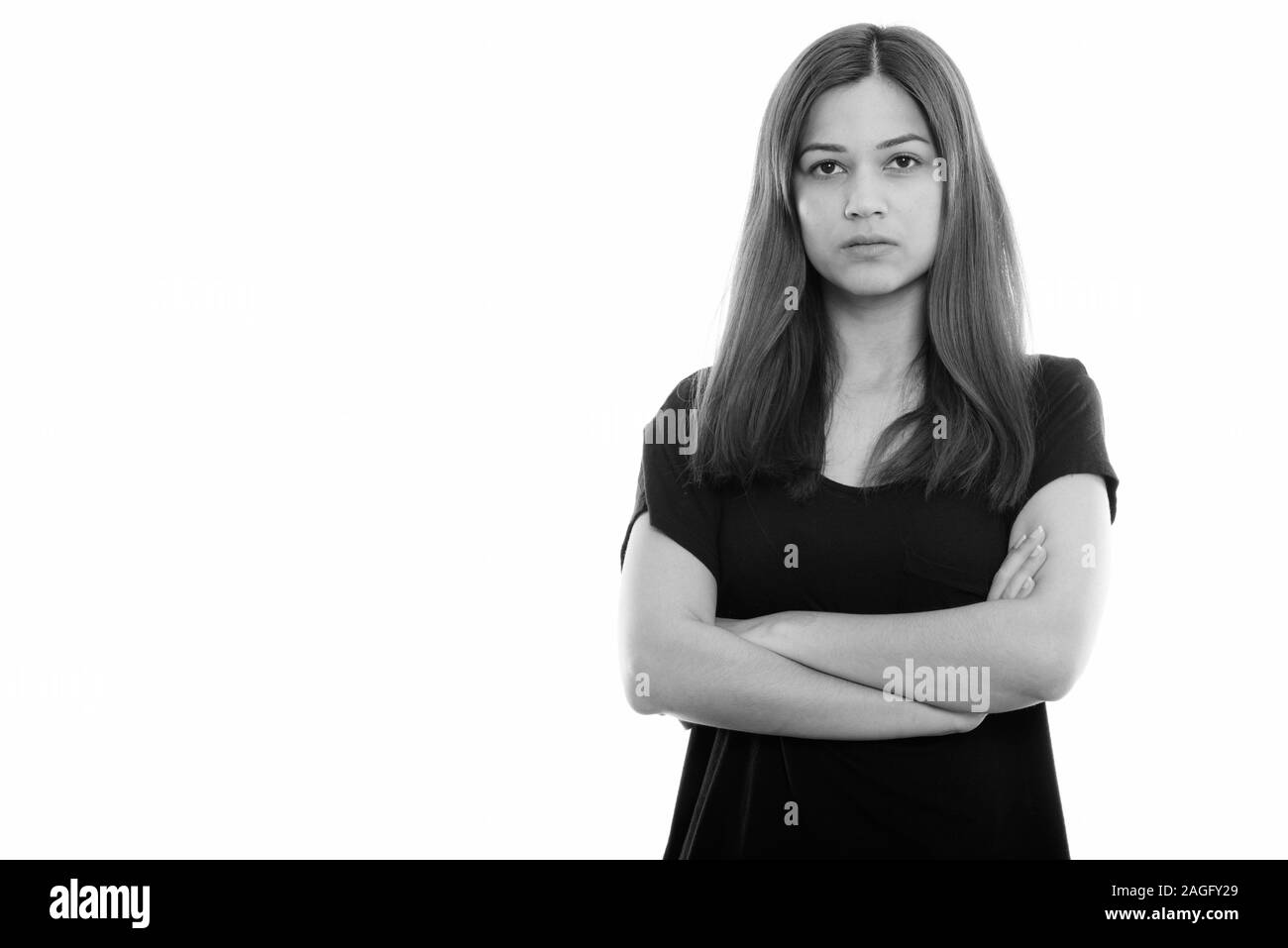 Studio shot del giovane bella donna con le braccia incrociate Foto Stock