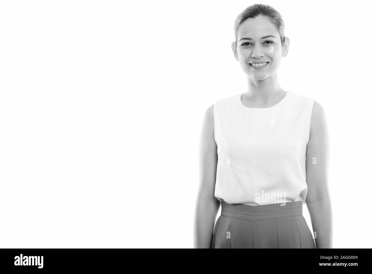 Studio shot di felice giovane bella donna sorridente Foto Stock