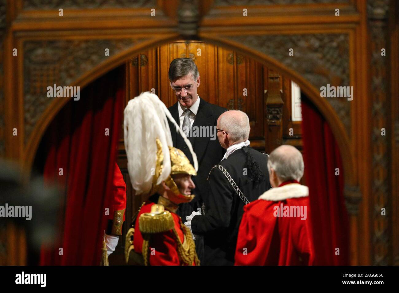 Leader della House of Commons Giacobbe Rees-Mogg parla con gli ospiti nella camera davanti all'apertura della condizione del Parlamento dalla Regina Elisabetta II, la House of Lords presso il Palazzo di Westminster a Londra. Foto Stock