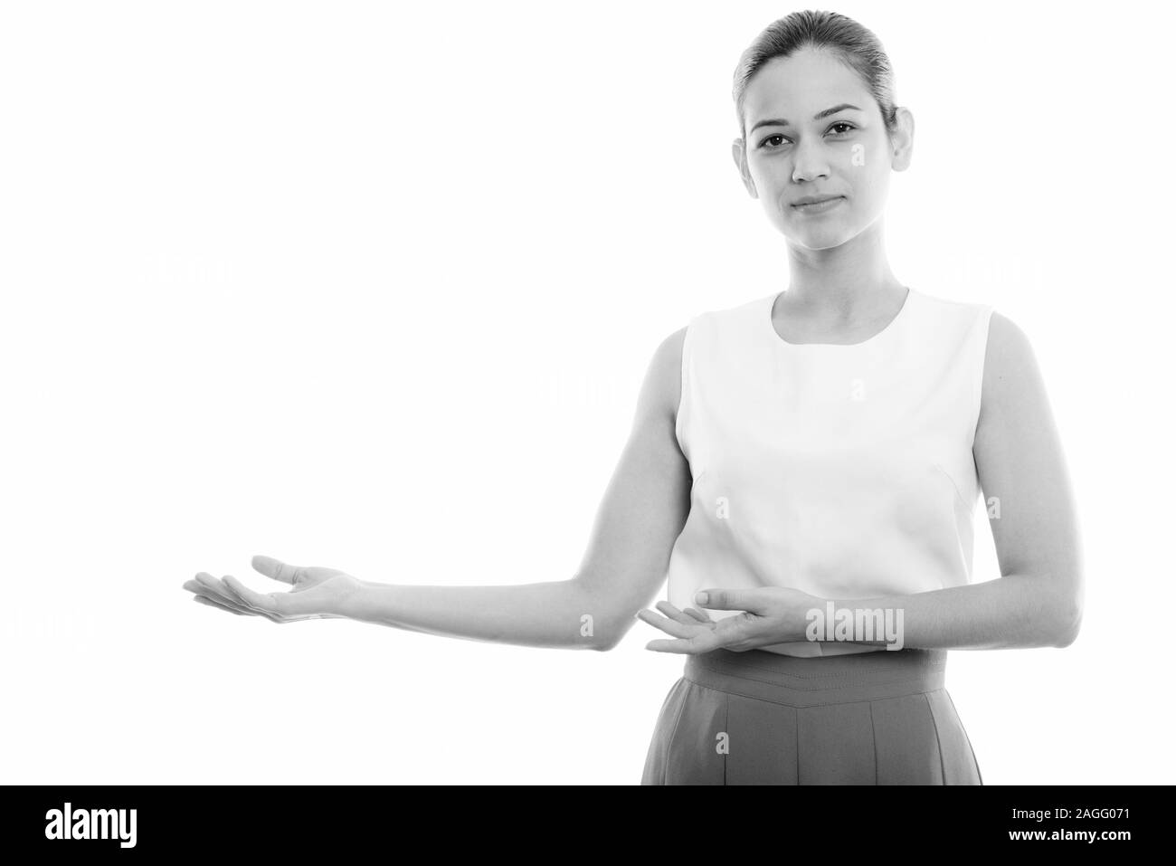 Studio shot della giovane donna bella mostra qualcosa Foto Stock