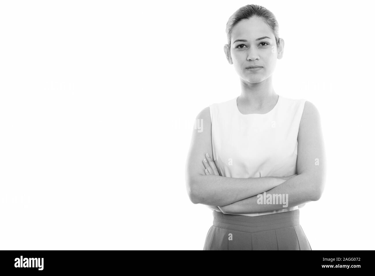 Studio shot del giovane bella donna con le braccia incrociate Foto Stock