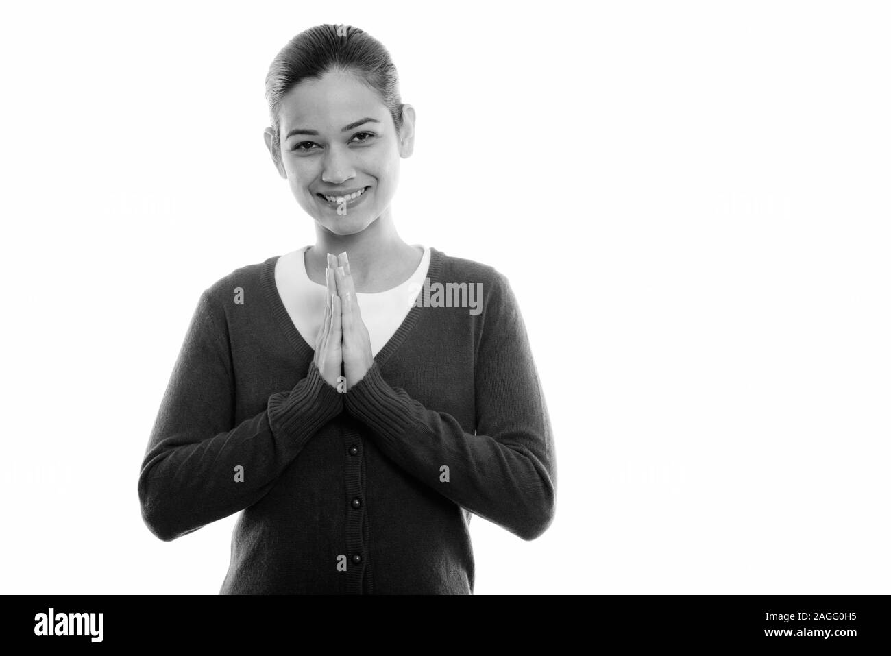 Studio shot di felice giovane bella donna sorridente con le mani insieme Foto Stock