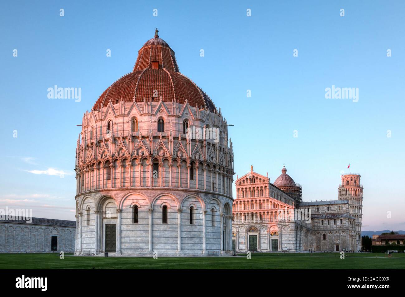 Piazza dei Miracoli con la Basilica e la torre pendente, Pis Foto Stock
