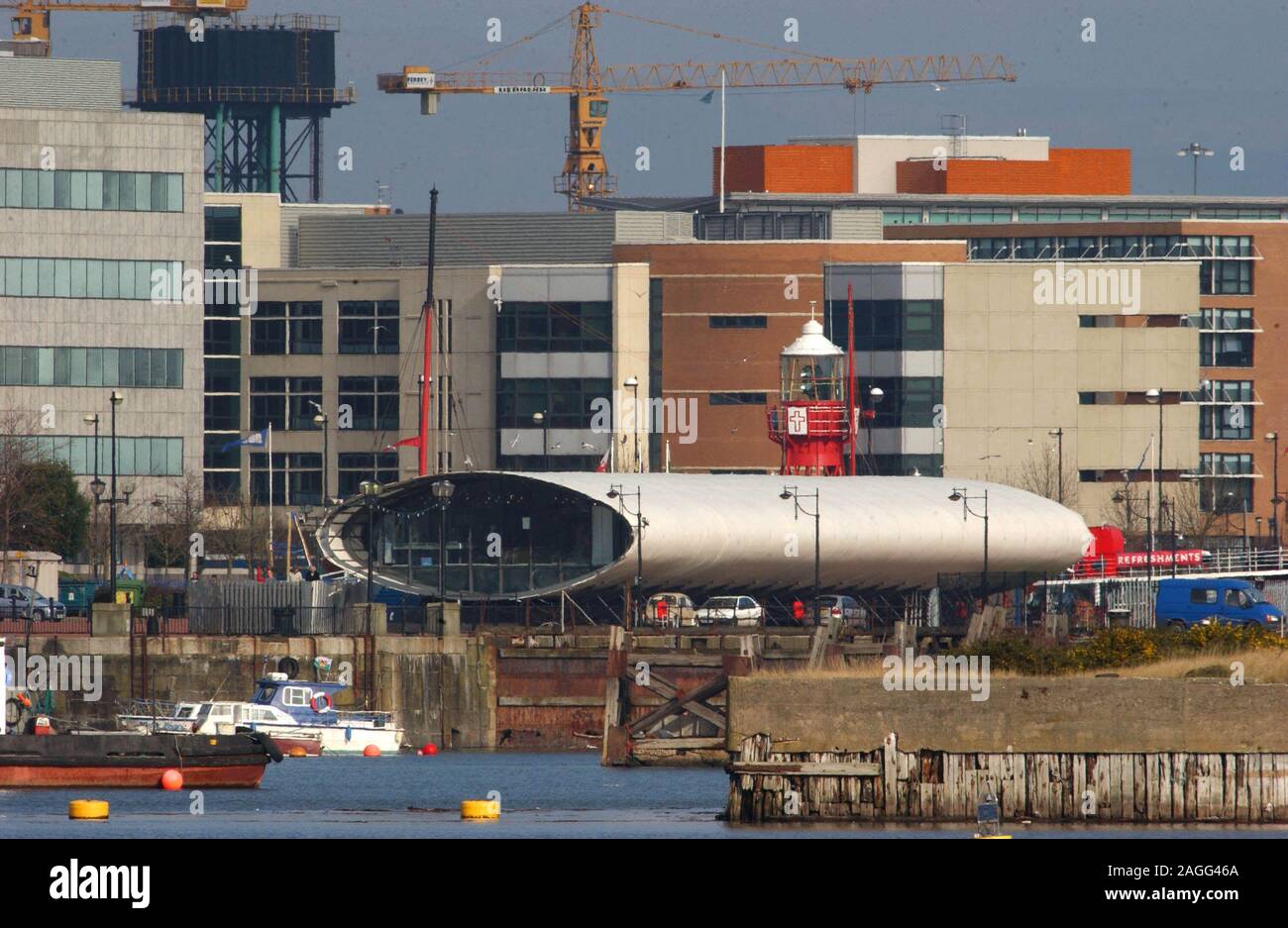 Un archivio foto del Centro Informazioni Visitatori nella Baia di Cardiff Galles del Sud, Regno Unito prese 16/3/04. Il centro è stato rimosso nel 2010. La luce Helwick nave che è visibile dietro il tubo di argento centro sagomato in Cardiffs docklands stesso è stato rimosso nel 2015. Foto Stock