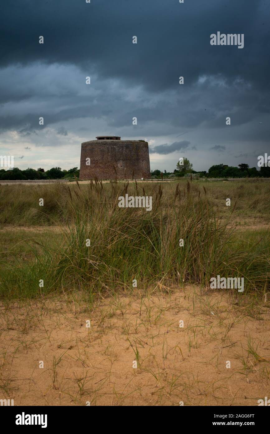 Il Martello Tower in Clacton On Sea, Essex, batterie e stazioni di segnale lasciati dalla guerra civile Foto Stock