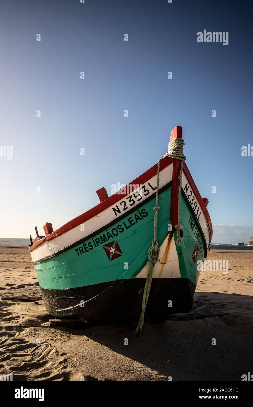 Barche in legno sulla spiaggia da Nazare,Portogallo Foto Stock
