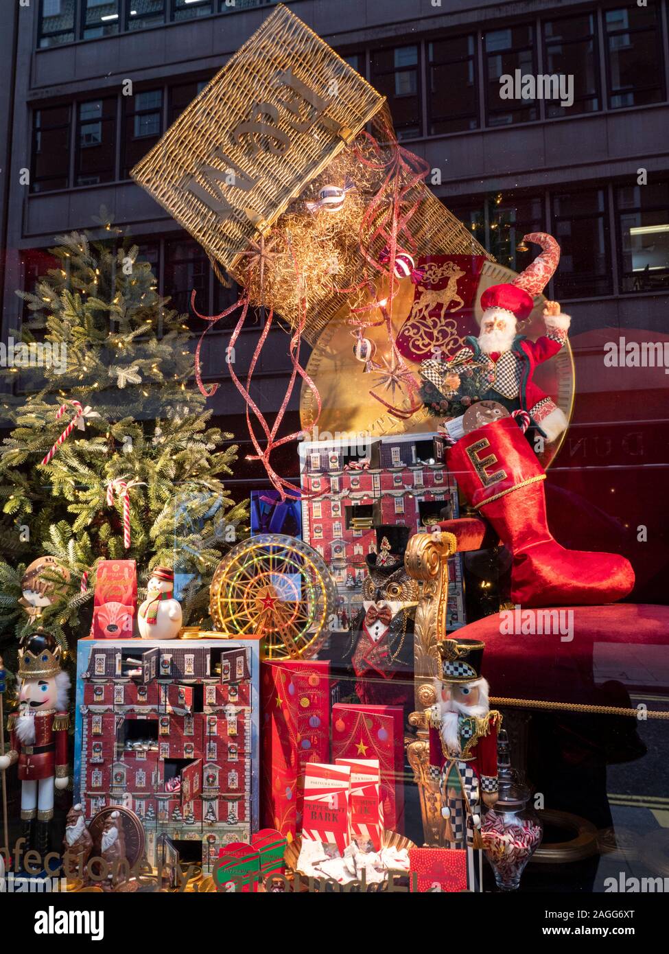 Una vetrina per Fortnum e muratori a Londra REGNO UNITO CON Natale finestra visualizza Foto Stock