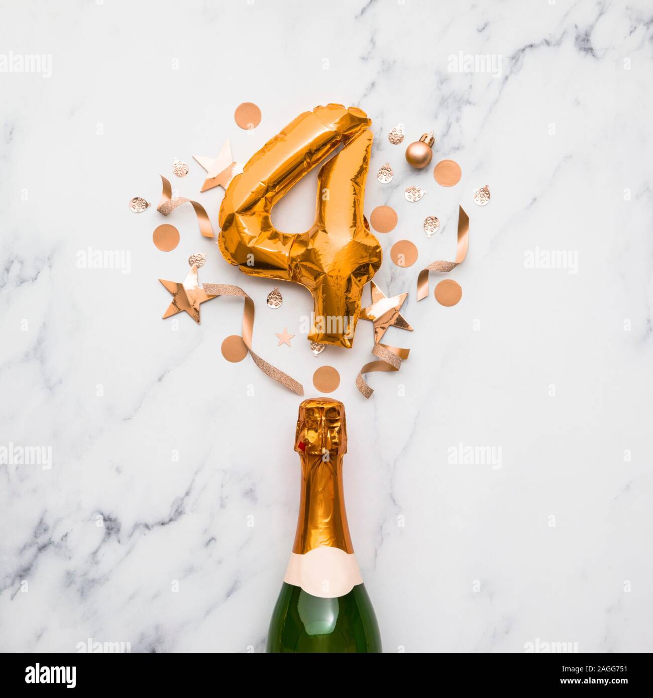 Bottiglia di Champagne con numero gold 4 palloncino. La minima parte anniversario concetto Foto Stock
