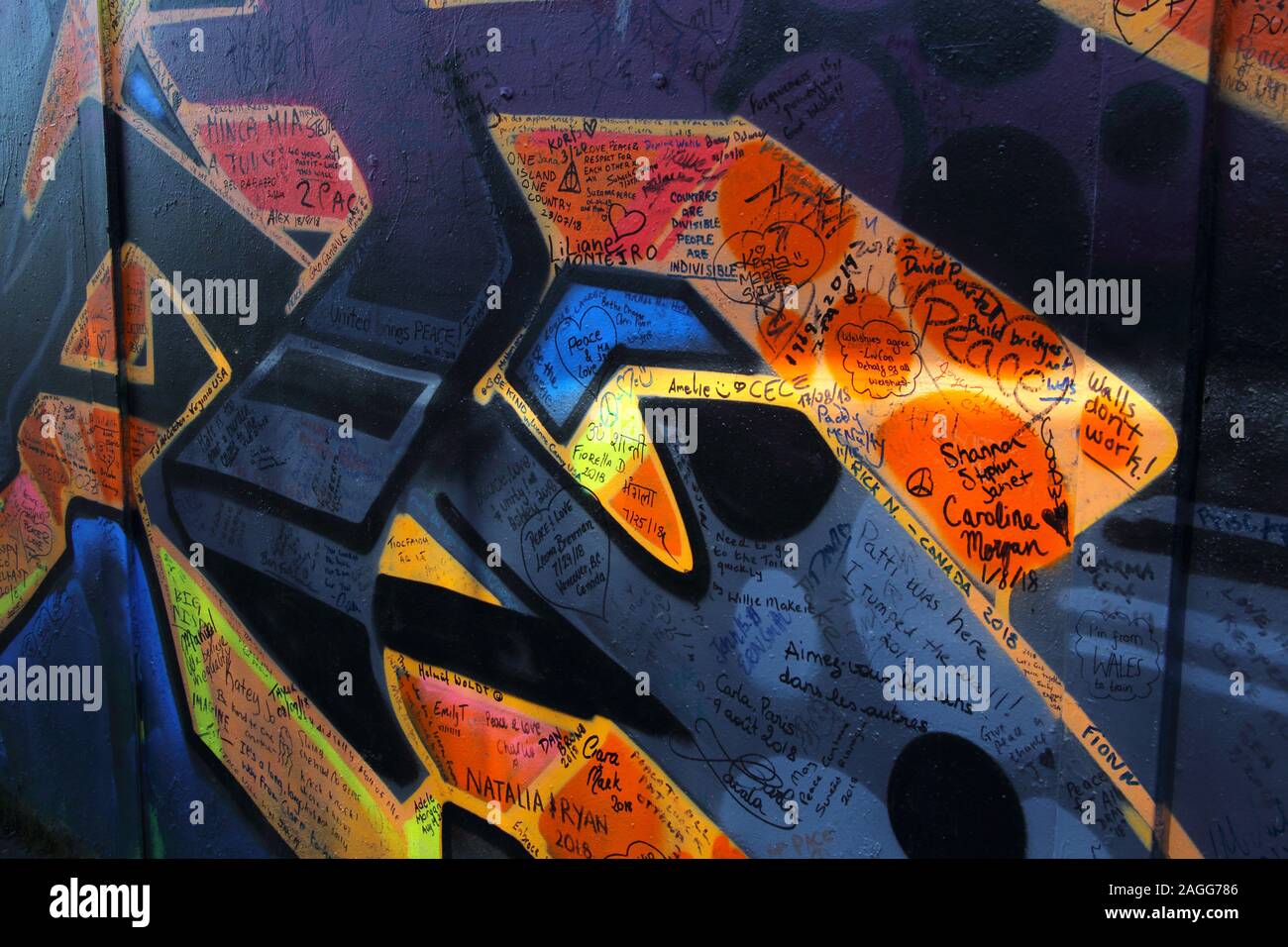 I messaggi e i graffiti sulla parete di pace,o linea di pace, che corre lungo Cupar modo a Belfast. È una delle tante barriere di separazione in Irlanda del Nord Foto Stock