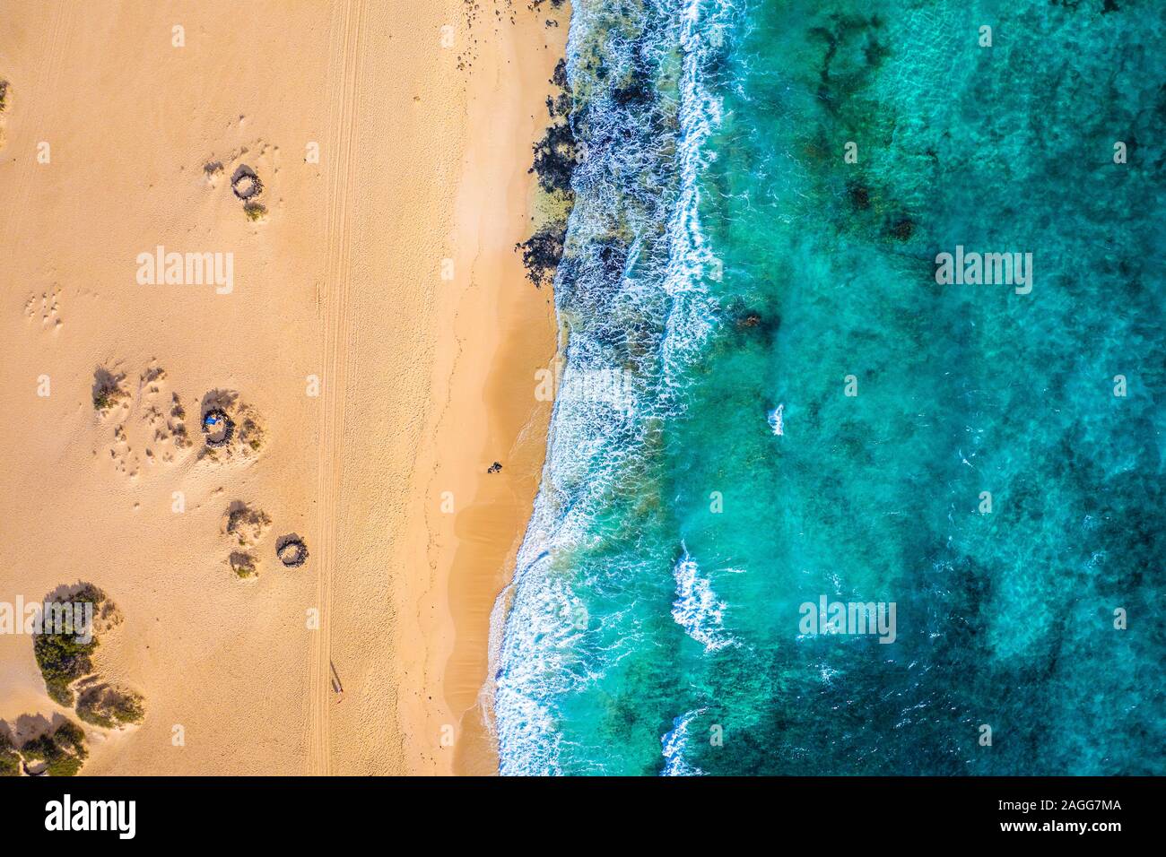 Fuerteventura. Vulcano Beach. Onde. Vista dall'alto di un drone al Bay. Spagna Foto Stock