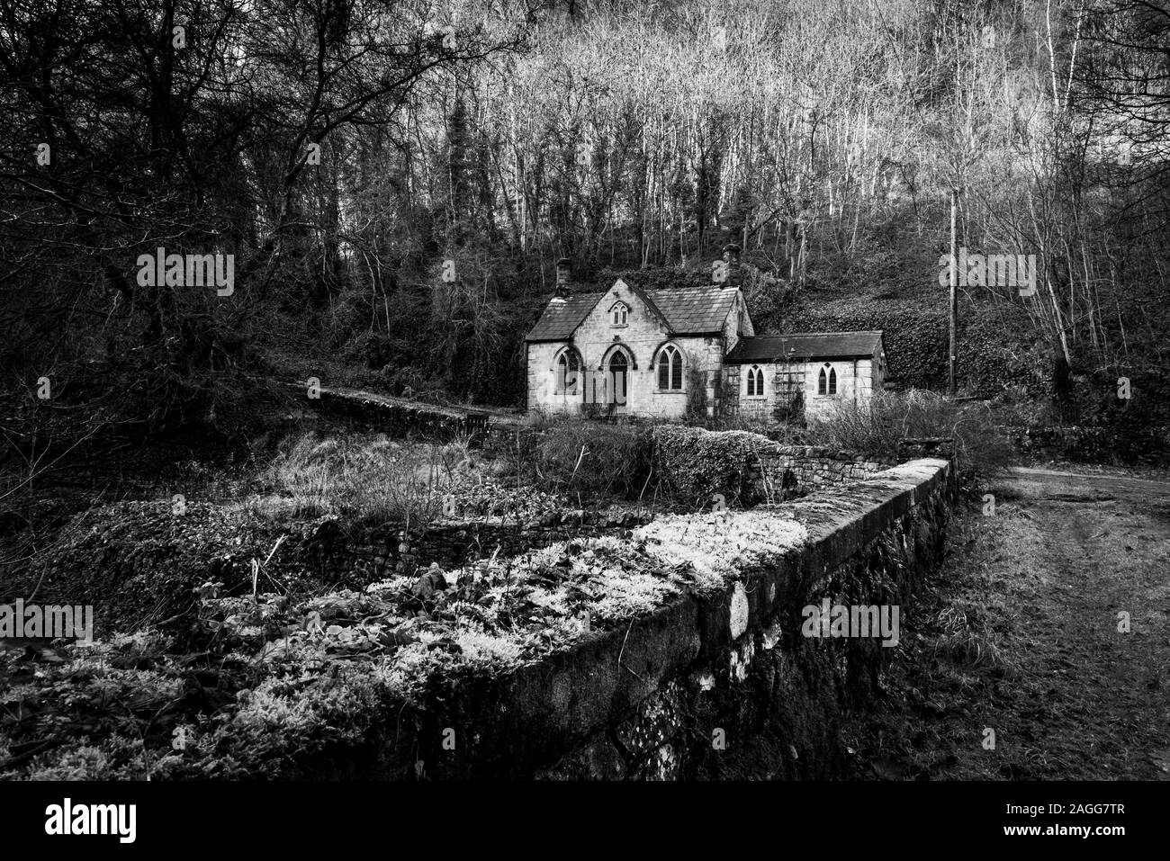 Un vecchio scary, spooky casa abbandonata, chiesa nei boschi, situato nel Derbyshire Peak District National Park, halloween, immagine per la copertina del libro Foto Stock