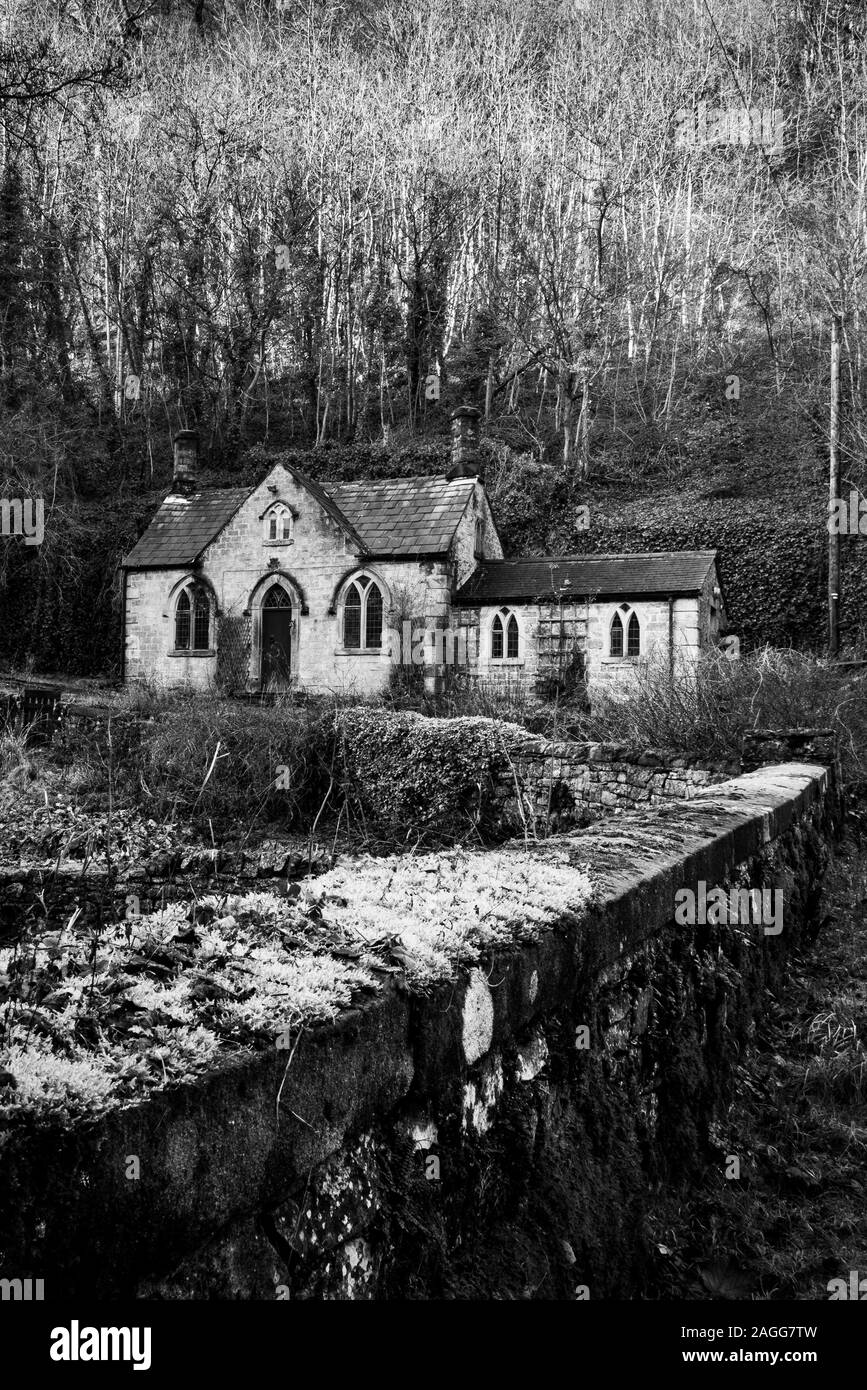 Un vecchio scary, spooky casa abbandonata, chiesa nei boschi, situato nel Derbyshire Peak District National Park, halloween, immagine per la copertina del libro Foto Stock