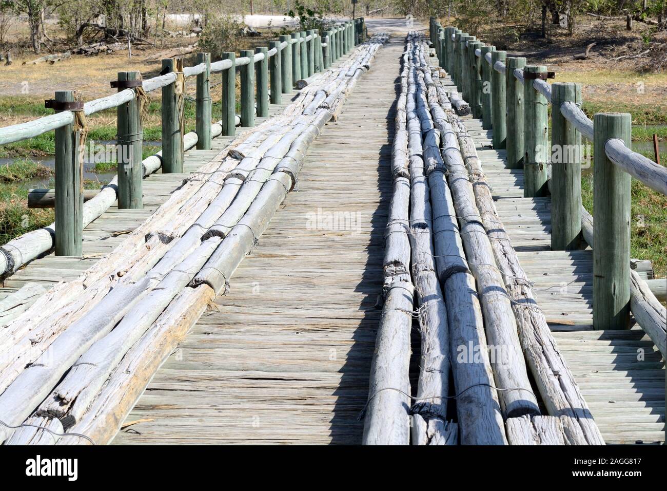 Ponte in legno sul fiume Khwai Moremi Game Reserve Botswana Africa Foto Stock