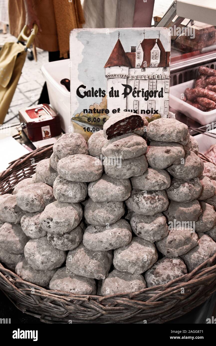 "Saucissons galets", salsiccia secca della regione del Perigord su un mercato in stallo Sarlat (sud-ovest della Francia) Foto Stock