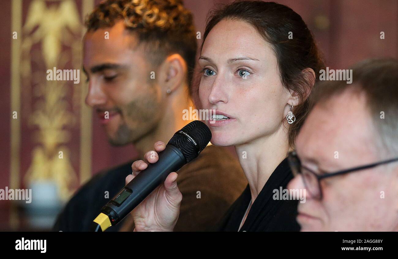 Berlino, Germania. Xix Dec, 2019. Pallavolo: conferenza stampa del Parlamento Pallavolo Associazione CEV presso l'Hotel Adlon con rappresentanti di DVV VBL, BR Volleys e l'amministrazione del Senato per gli affari interni e Sport. Christiane Fürst, tre volte vincitore della Champions-League, parla a quelli presenti. La pallavolo europea Association (CEV), il tedesco della pallavolo Association (DVV), la Pallavolo Bundesliga (VBL), la città di Berlino e Berlino Volleys riciclaggio continueranno la loro stretta cooperazione nel 2020. Credito: Andreas Gora/dpa/Alamy Live News Foto Stock