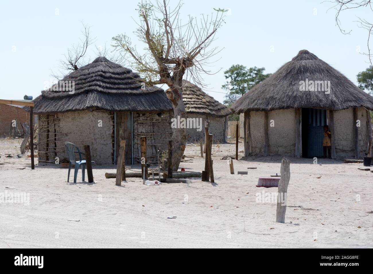 Alle tradizionali piccole Botswanan capanne del villaggio Moremi Parco Nazionale di Botswana Africa Foto Stock