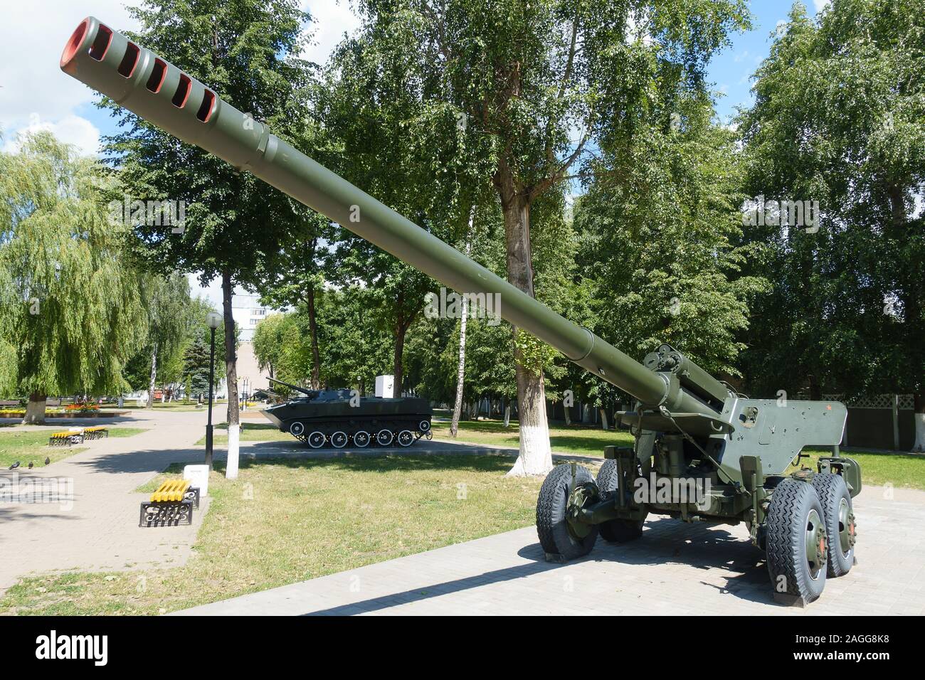 Attrezzature militari esposti nel parco della città per tutti per vedere Foto Stock