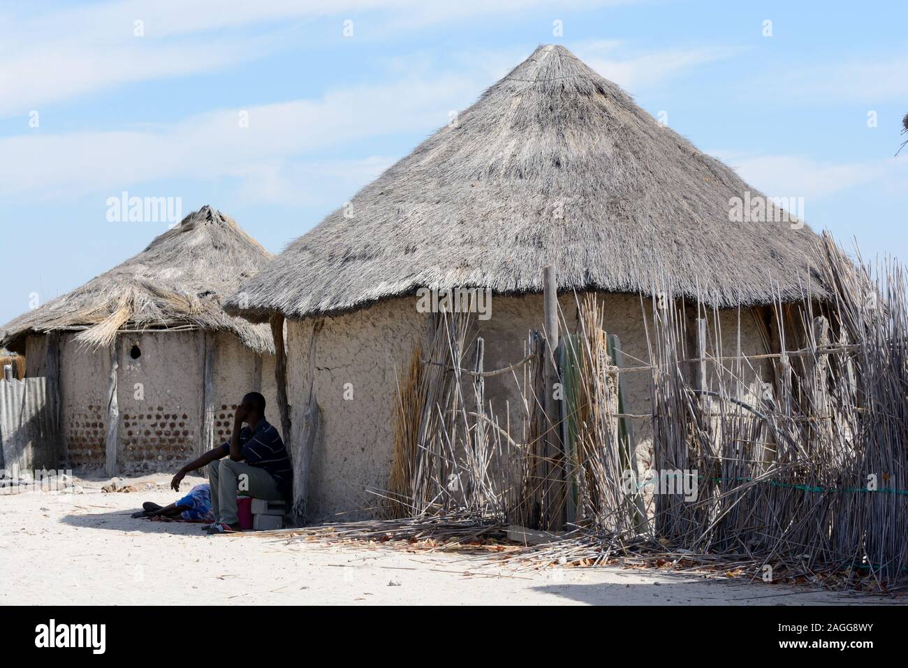 Alle tradizionali piccole Botswanan capanne del villaggio Moremi Parco Nazionale di Botswana Africa Foto Stock