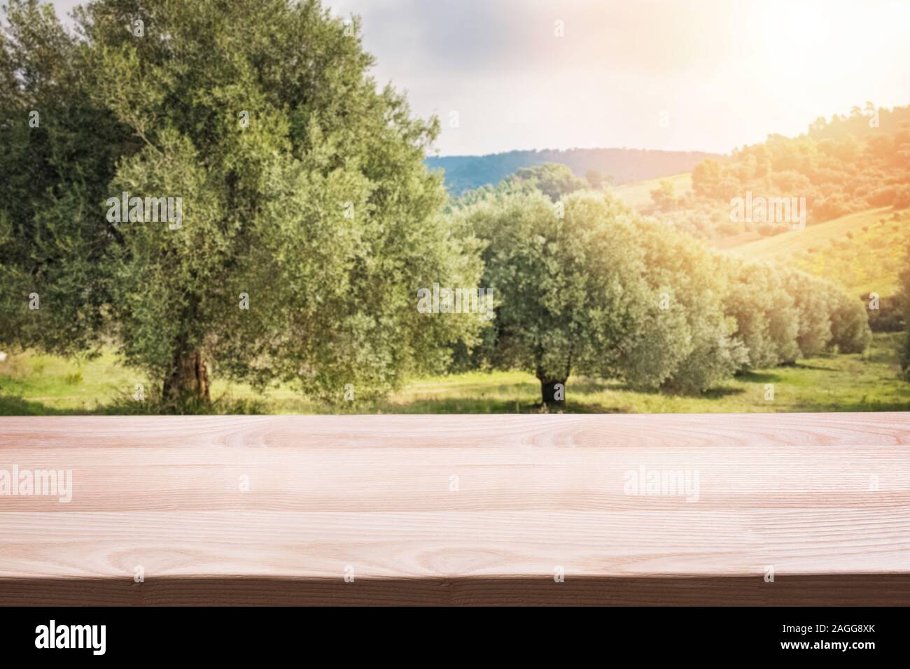 Tavolo in legno per visualizzare montaggi con ulivi sullo sfondo Foto Stock