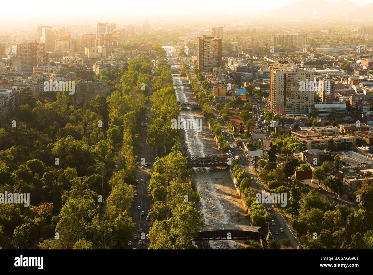 Fiume Mapocho e Forestal Park presso il centro cittadino con i quartieri di patronato, Bellas Artes e Bellavista, Santiago del Cile Foto Stock