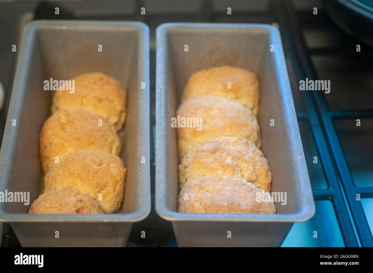 Fatti in casa (Ketogenic Low Carb) focaccine di formaggio sulla base di farina di mandorle, giallo formaggio, uova e burro Foto Stock