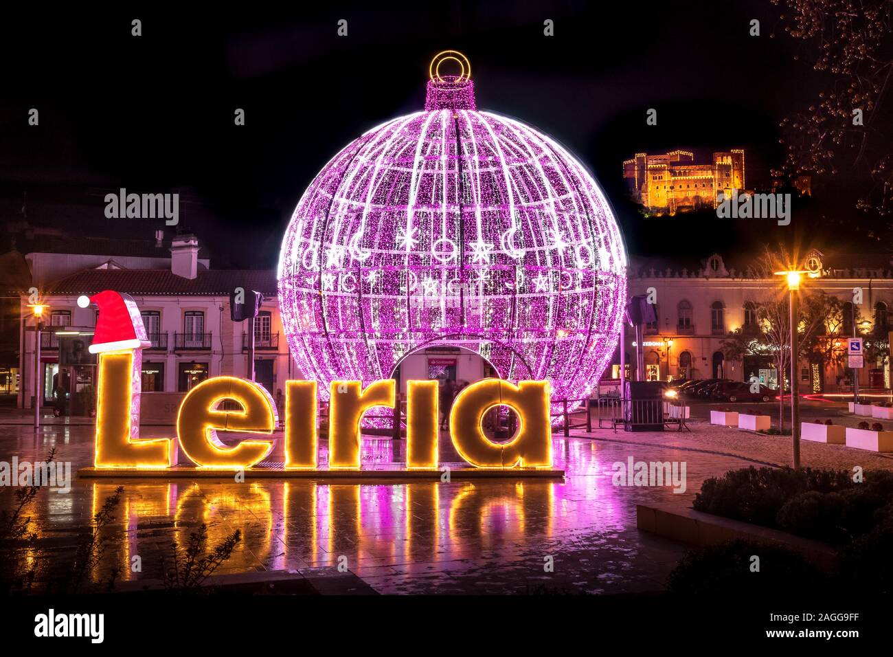 Leiria, Portogallo - 14 dicembre 2019: Natale decorazione in Leiria, Portogallo, con la parola Leiria e una gigantesca palla di Natale. Foto Stock