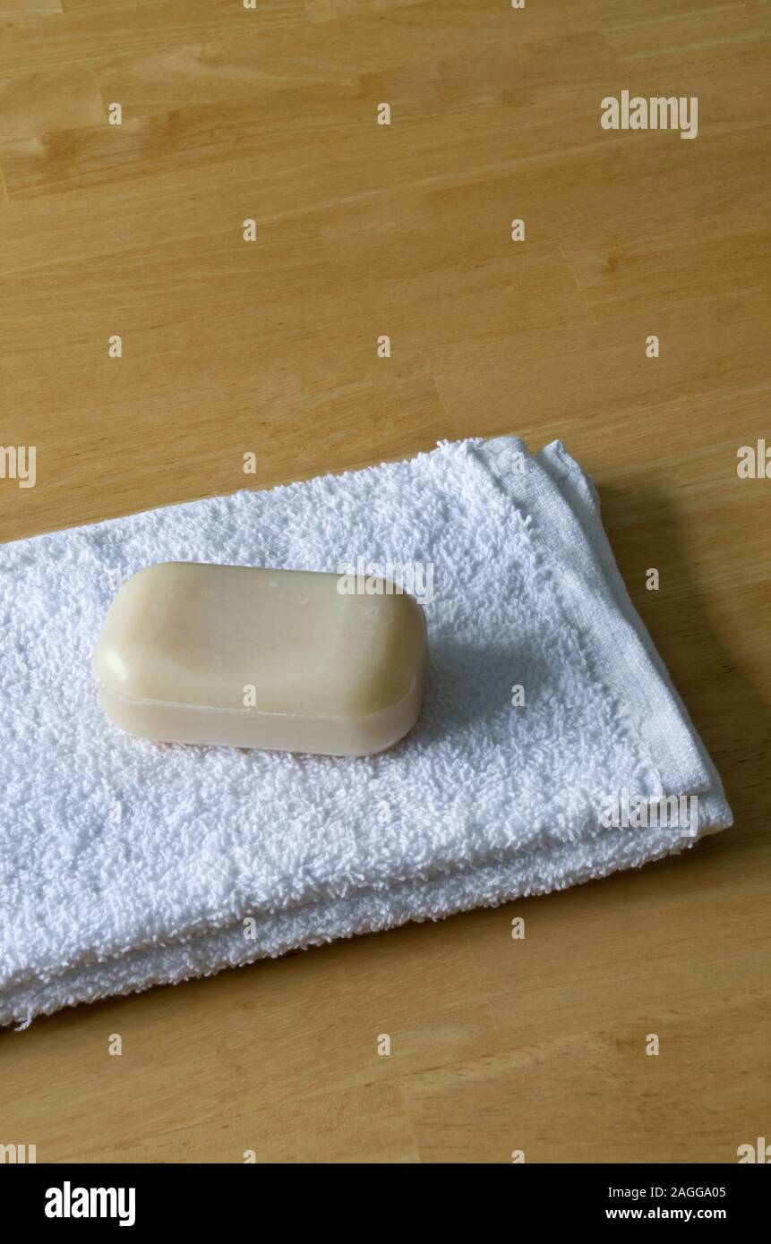 Bianco flanelle di cotone con una barra di sapone Foto Stock