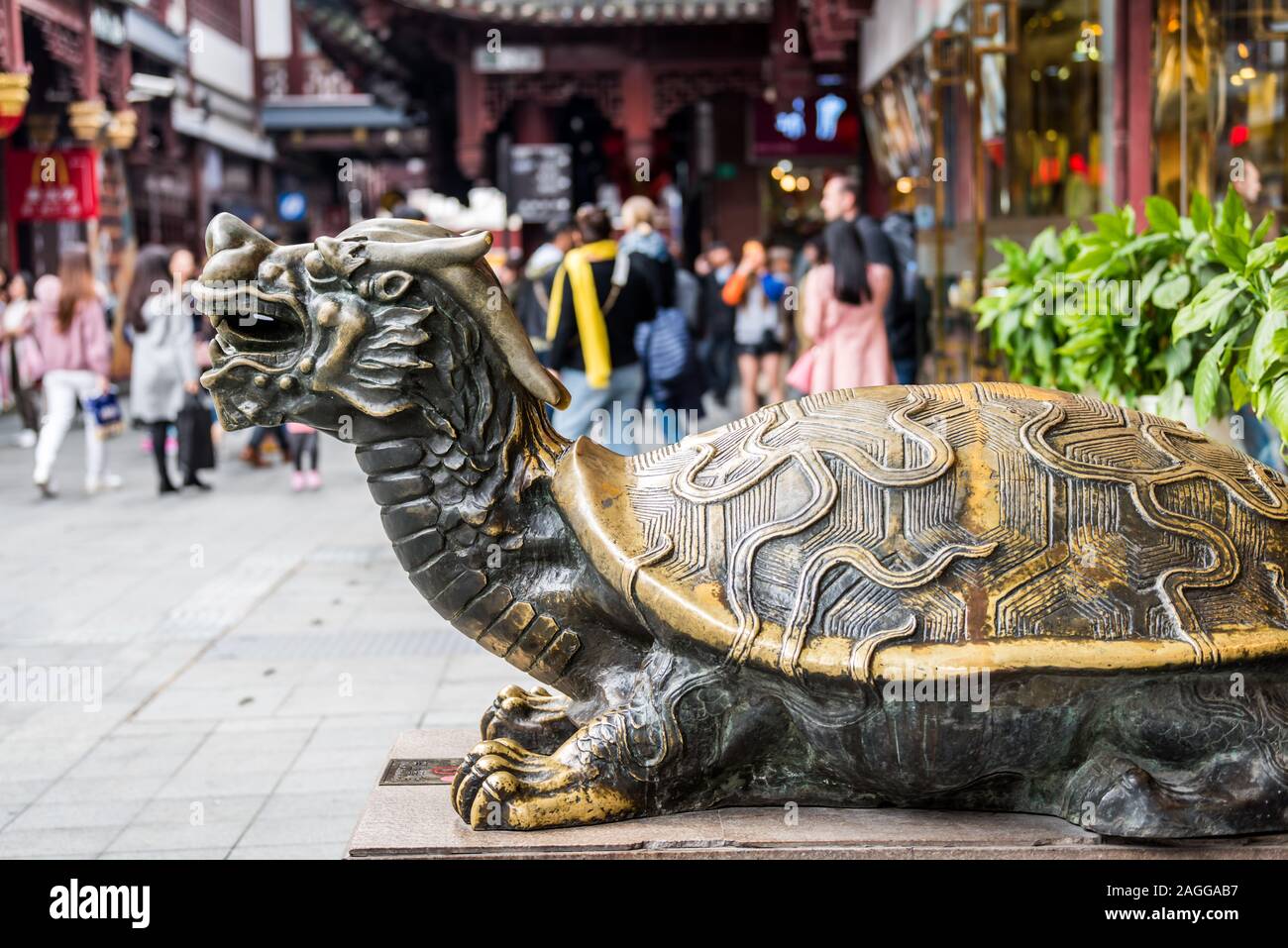 Bixi bronzo statua nel tempio chenghuang shanghai, Cina. Una figura dalla mitologia cinese. Uno dei 9 figli del drago re, egli è raffigurato come un d Foto Stock