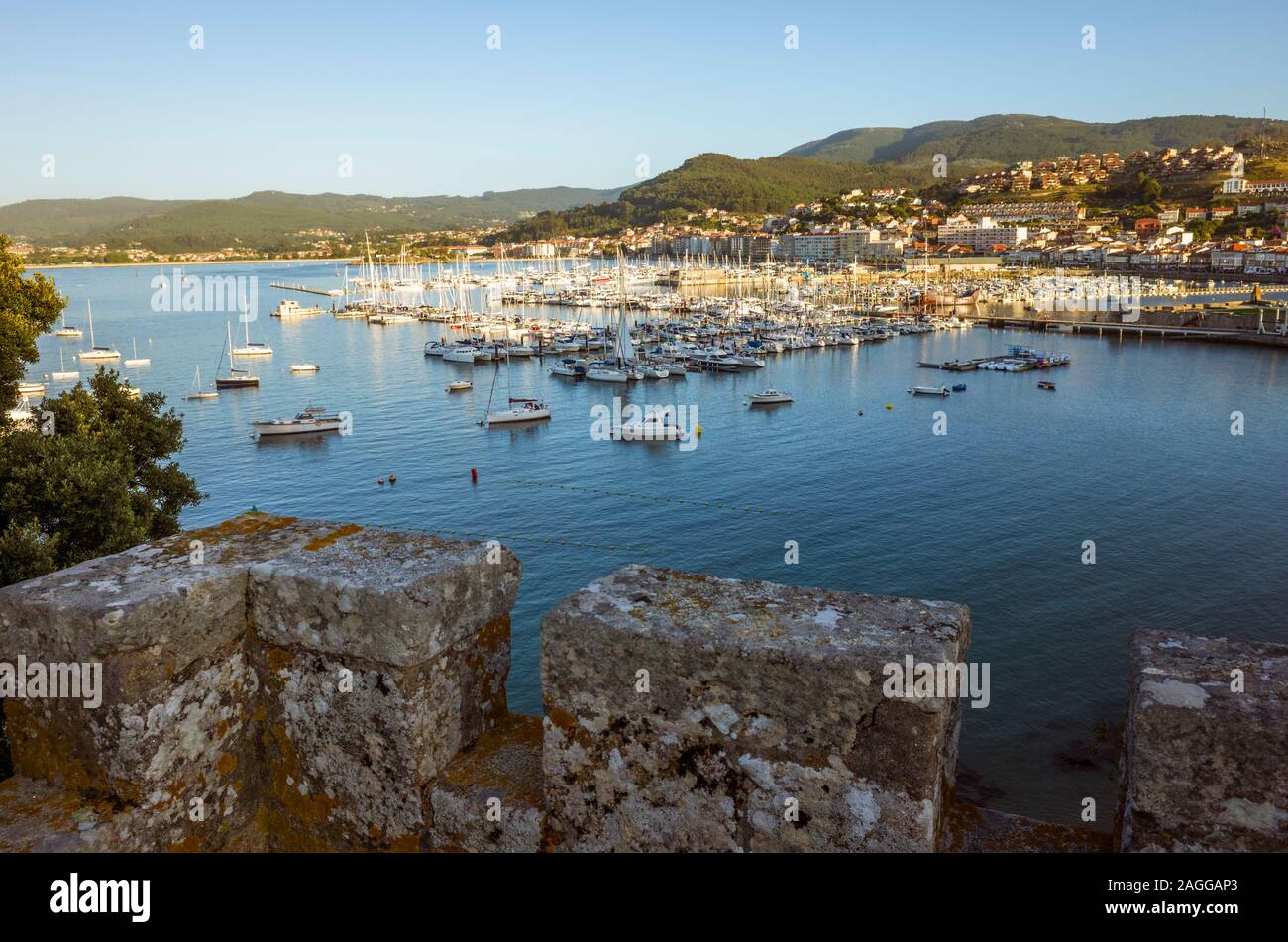 Baiona, Pontevedra, Galizia, Spagna : Elevato angolo visuale del porto come visto dal castello di Montereal. Foto Stock