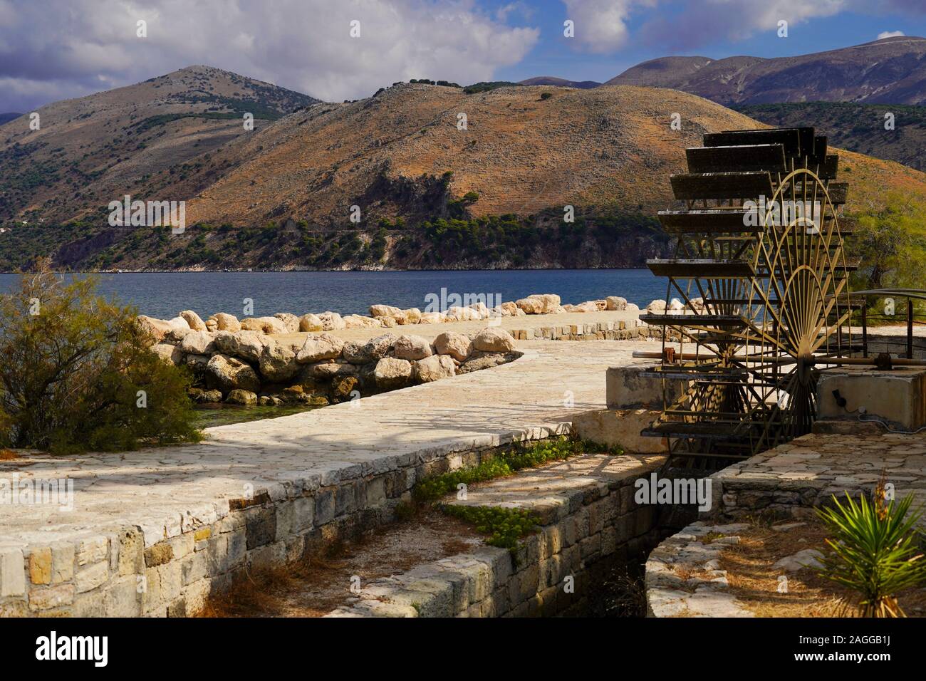 Mulino ad acqua tradizionale a inghiottitoi vicino a Lassi, Cefalonia, Isole Ionie, Grecia Foto Stock