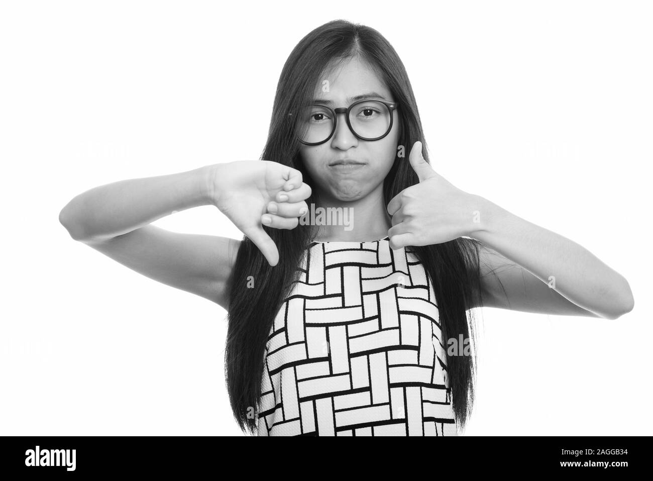 Giovani asiatici nerd adolescente ragazza dando i pollici in su e in giù Foto Stock