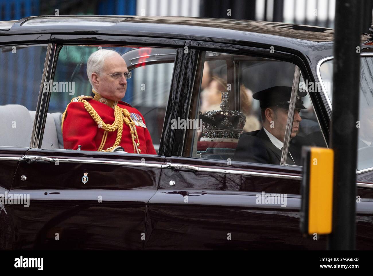 Whitehall, Londra, Regno Unito. 19 dicembre 2019. Lo stato Apertura del Parlamento. La stato di Imperial Crown viaggi dal corteo di automobili per il Parlamento accompagnato da Comptroller del Signore il ciambellano dell'ufficio prima che il sovrano arriva. Credito: Malcolm Park/Alamy Live News. Foto Stock