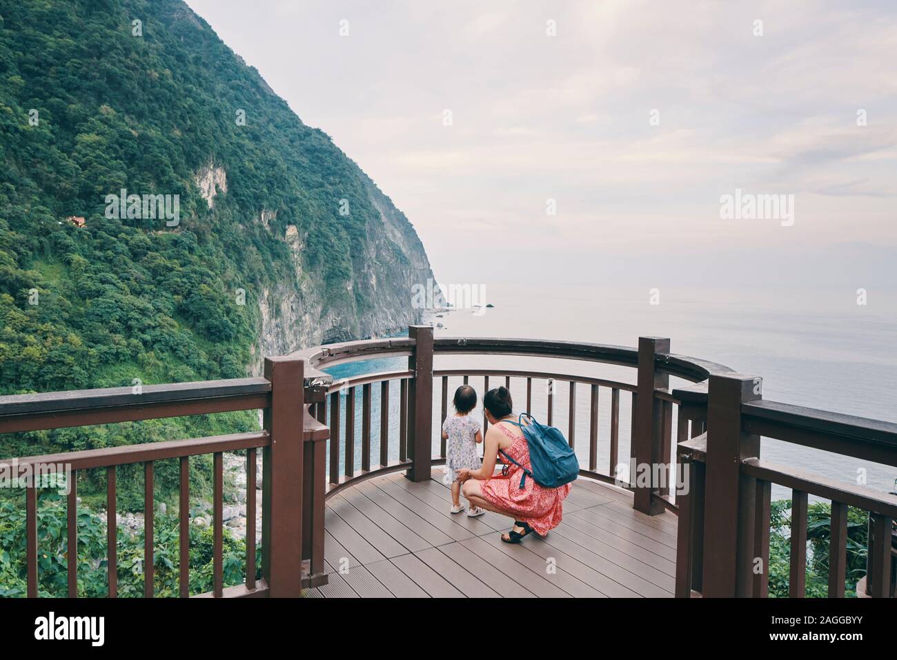 Madre e figlia gode di vista sul punto di vedetta, Hualien, Taiwan Foto Stock