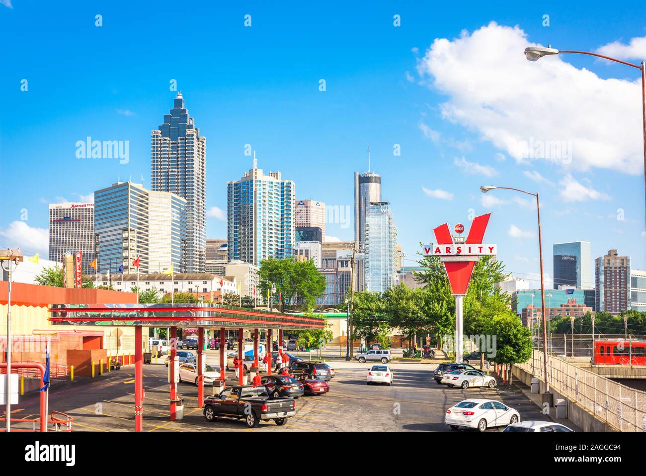ATLANTA, Georgia - 25 giugno 2017: forme di traffico a The Varsity in downtown Atlanta. The Varsity è un iconico un fast food ristorante della catena con rami di un Foto Stock