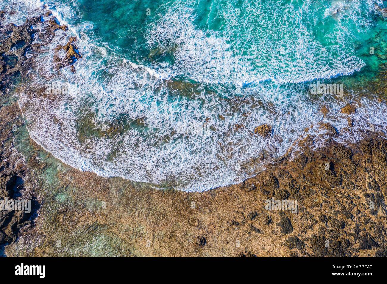 Fuerteventura. Vulcano Beach. Onde. Vista dall'alto di un drone al Bay. Spagna Foto Stock