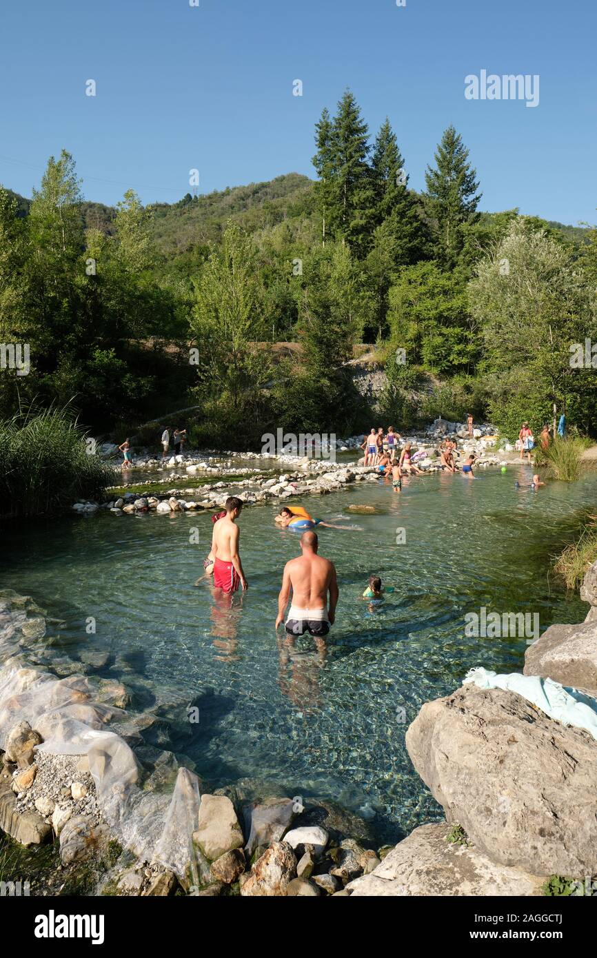 Estate turisti che si godono le Alpi Apuane filtrata Aulella fiume minerali ricchi di acque curative nel Termale Equi Terme, Fivizzano Toscana Italia Foto Stock