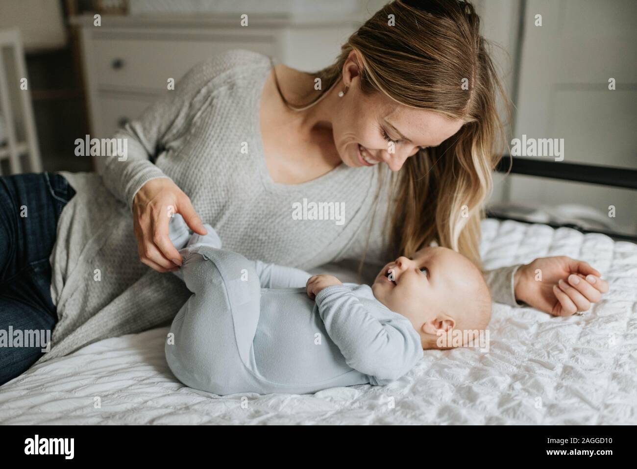 La madre e il bambino a sorridere a ogni altro a letto Foto Stock