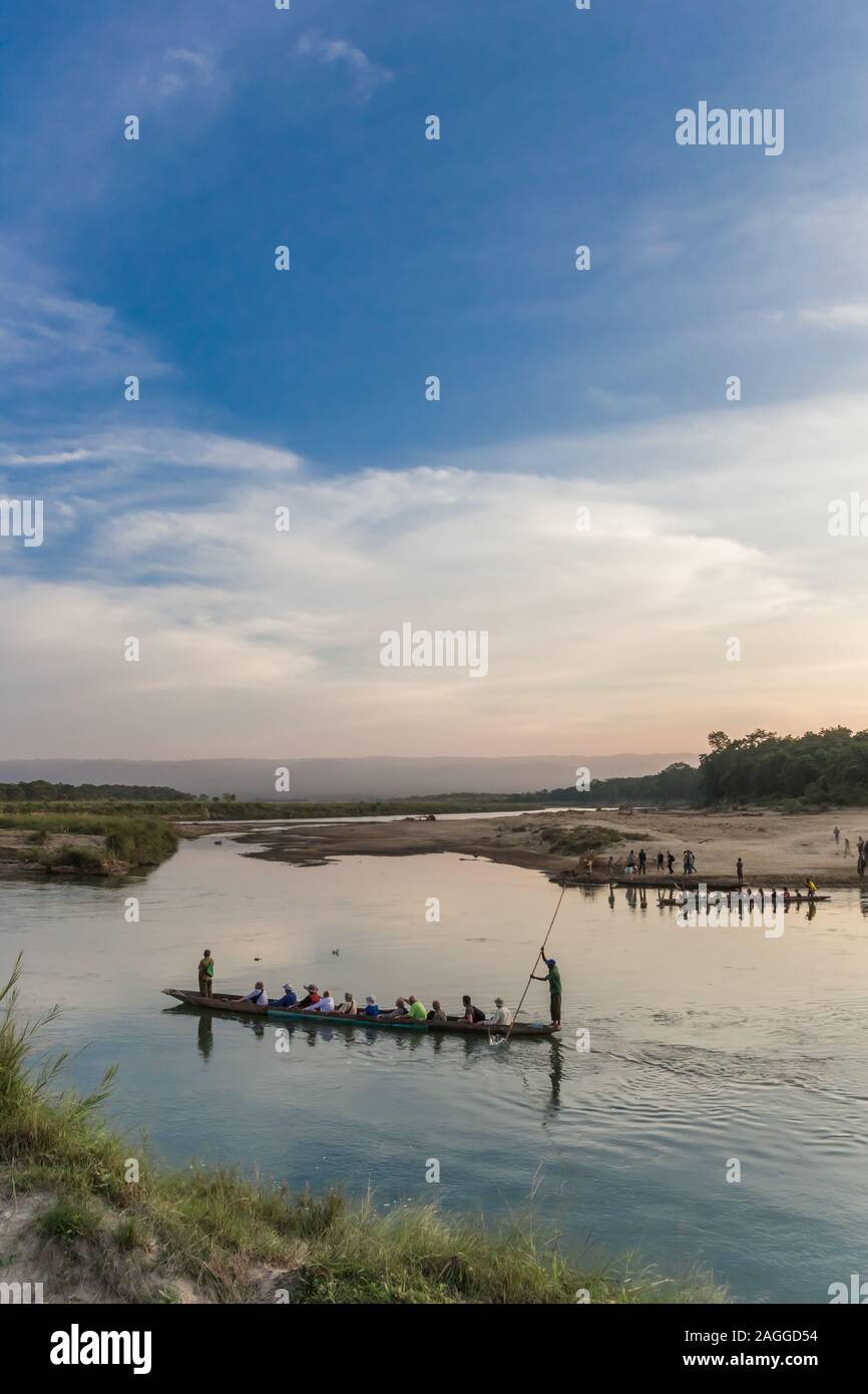 Canoe di legno di prendere i turisti per il parco nazionale di Chitwan, Nepal Foto Stock