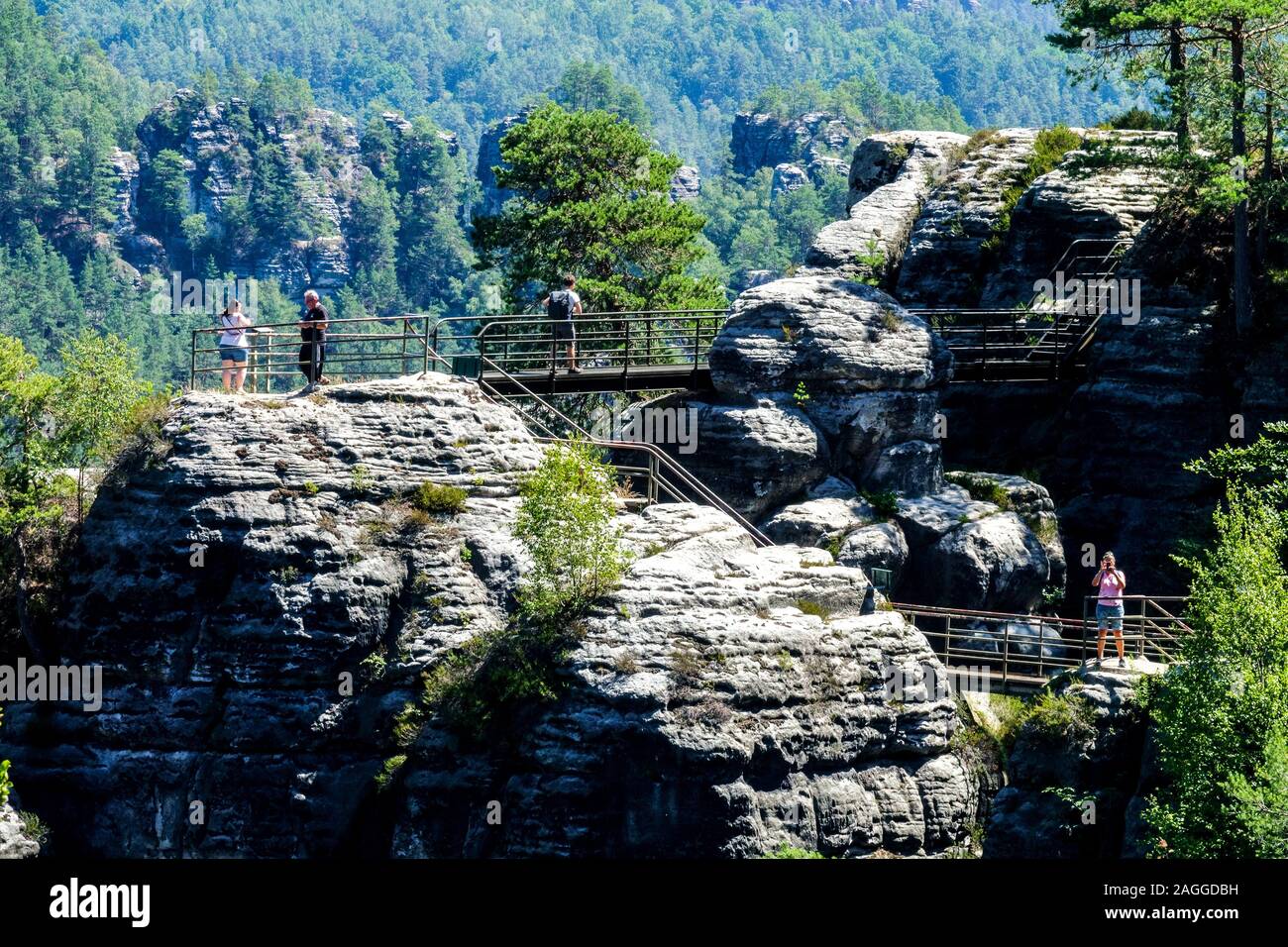 Montagne di arenaria dell'Elba Parco Nazionale della Svizzera sassone Germania persone che camminano lungo il sentiero nelle cime di arenaria Rocks paesaggio estivo tedesco Foto Stock