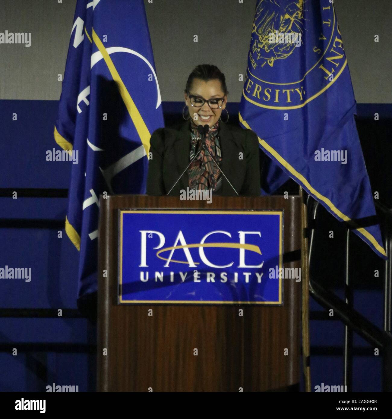 18 Dicembre 2019 - Pleasantville, New York - Vanessa L. Williams a Gutsy le donne: una serata con Hillary Rodham Clinton e Chelsea Clinton; moderata da Vanessa L. Williams presso università di passo. Photo credit: J. Lingo/AdMedia /MediaPunch Foto Stock