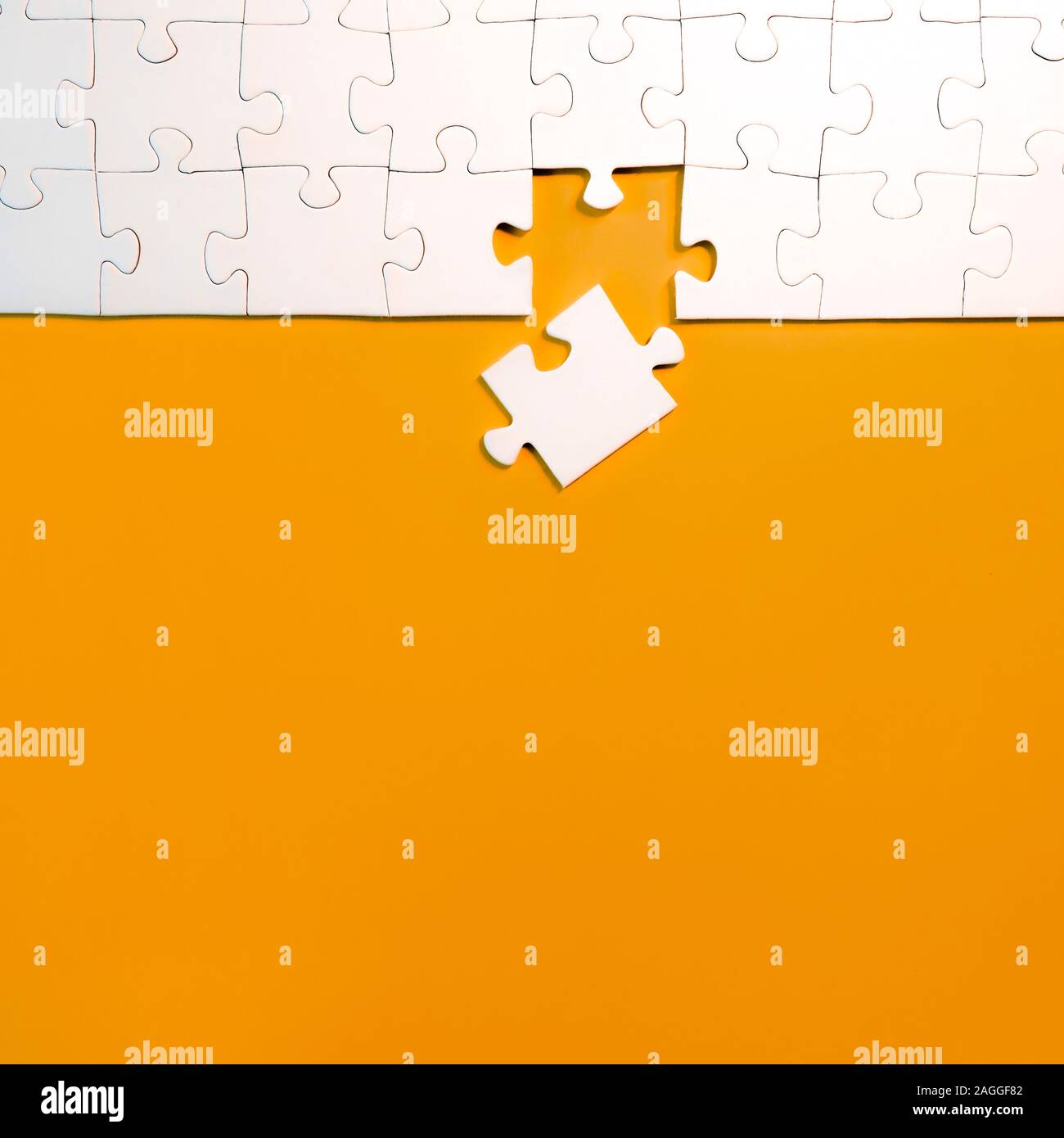 Vista dall'alto di jigsaw puzzle con un pezzo a sinistra, il completamento di un compito o risolvere un problema di concetto Foto Stock