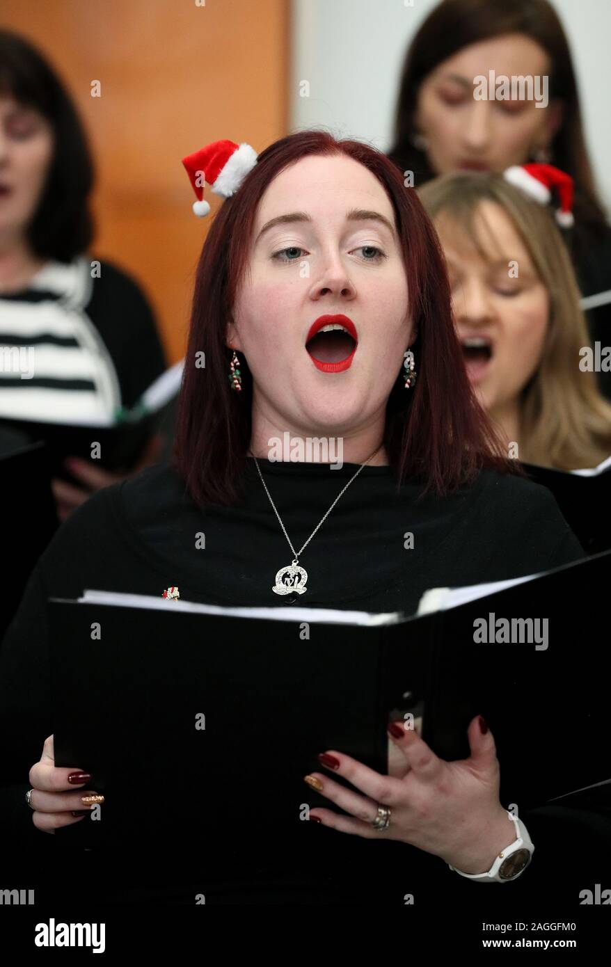 Il dipartimento di An Taoiseach coro dello staff di eseguire il loro pranzo annuale considerando di canti natalizi in edifici Govenrment a Dublino. Foto Stock