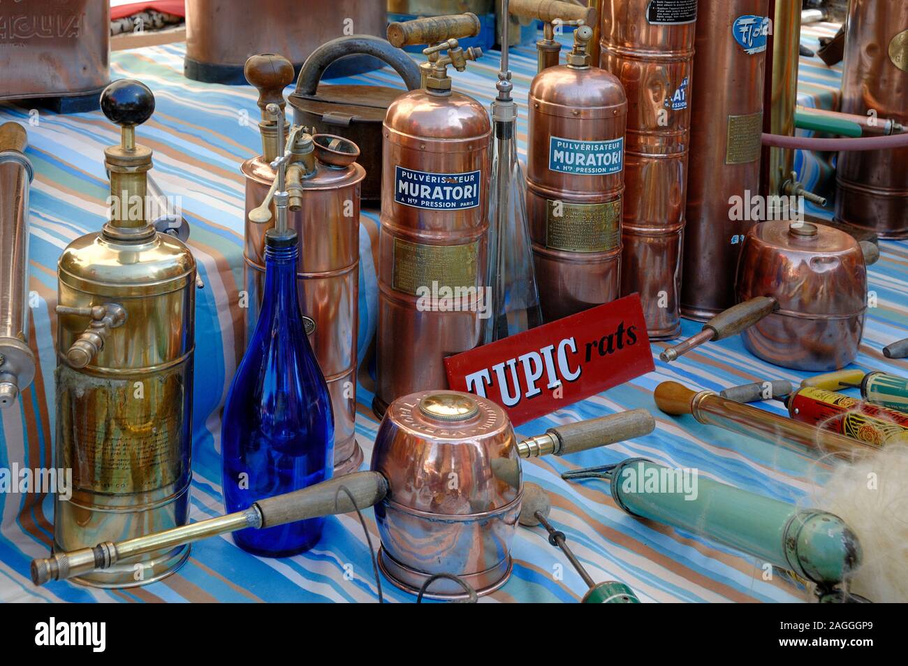 Collezione di antichi o rame Vintage Ware Polverizzatori in esposizione al mercato di antiquariato o di stallo Brocante Forcalquier Provenza Francia Foto Stock